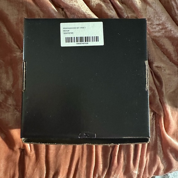 Beyoncé Renaissance Box Set -Pose 3 - Picture 3 of 6